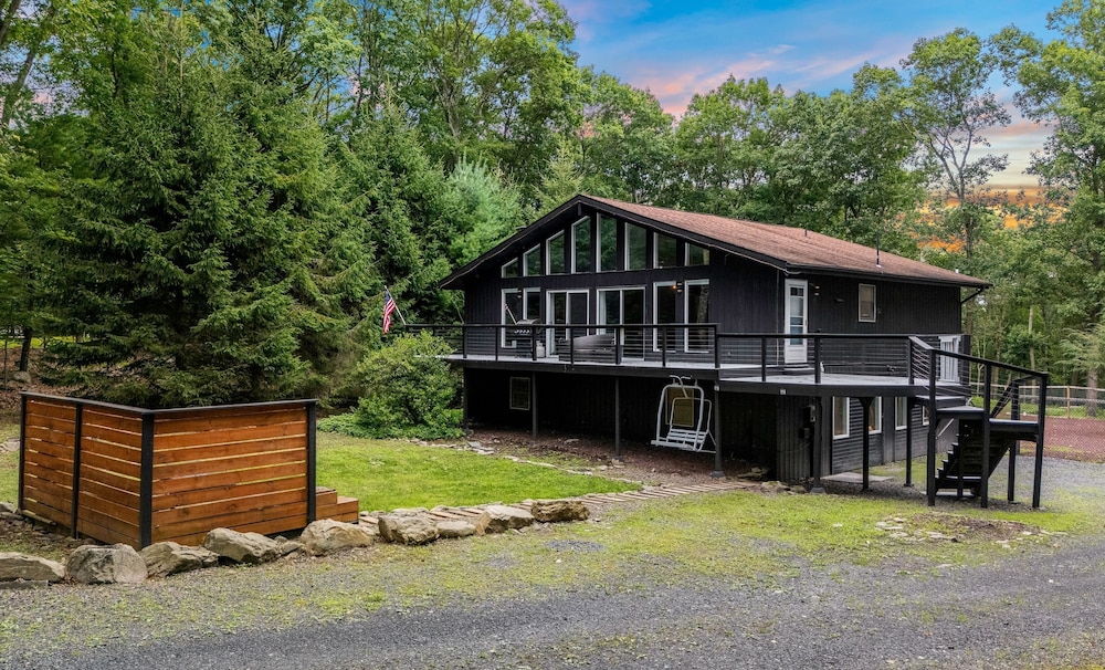 The Evergreen Escape by Avantstay Modern Cabin w Volleyball Court Hot Tub