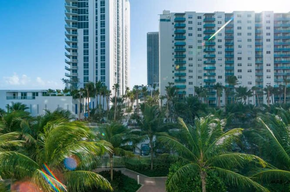 The Tides by Miami Te Espera