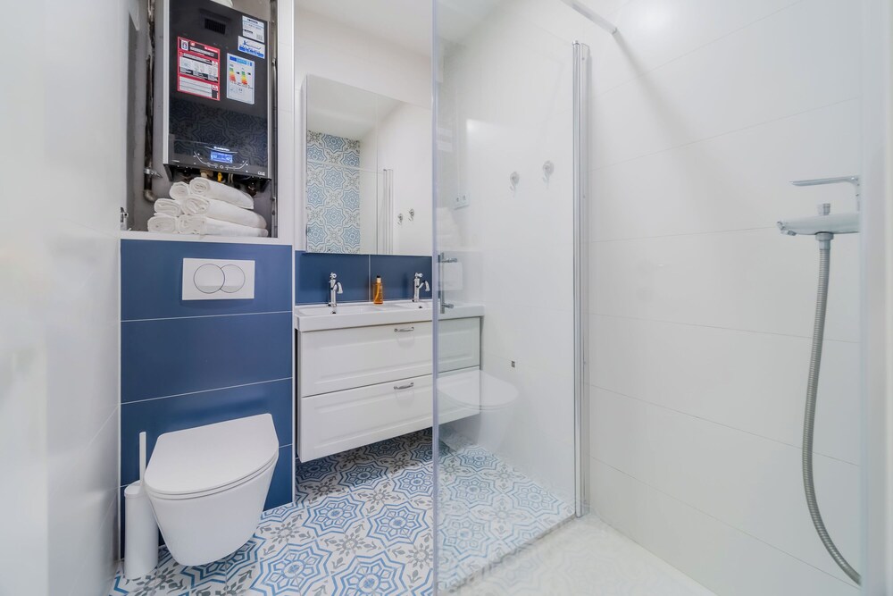 Central Cozy 2 Bedroom Apartment