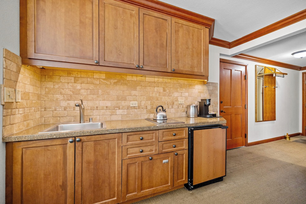 Condo w/ Fireplace & Community Perks