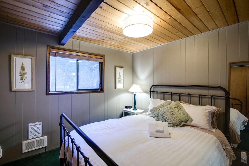 98SL - Hot Tub - BBQ - Pets Ok - WiFi - Sleeps 6 view 3