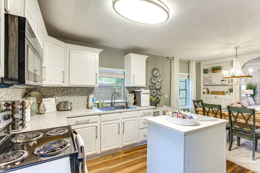 Walk to Beach, Gazebo w/ Hot Tub: Gulfport Gem!