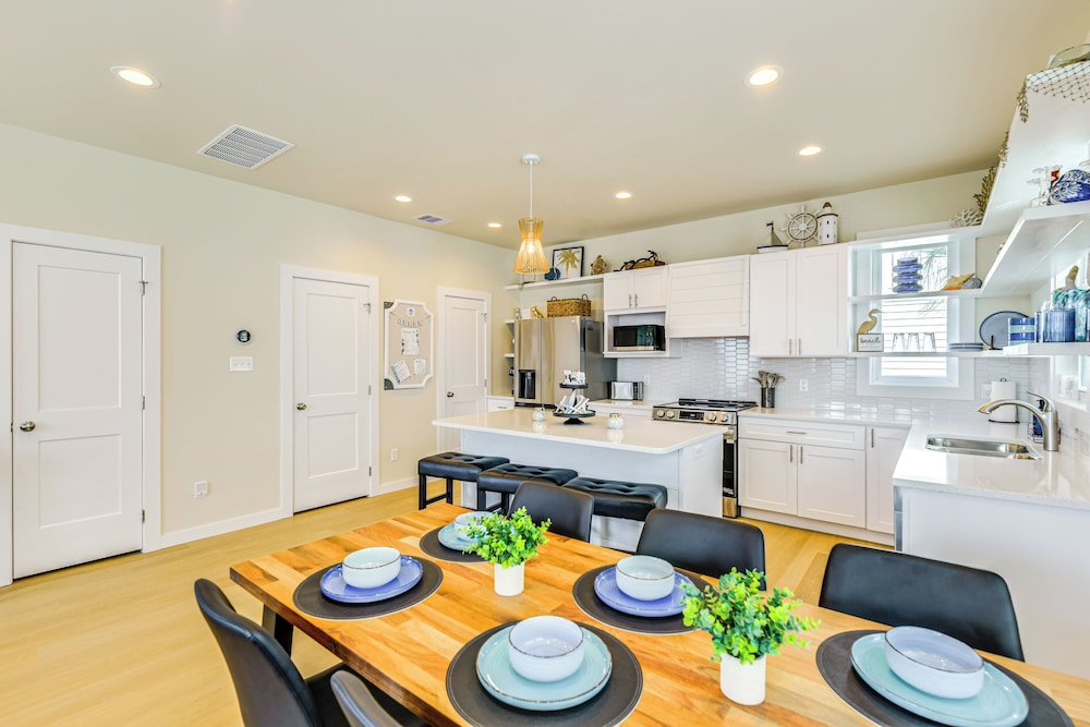 1 Mi to Beach: Home w/ Pool Access in Port Aransas