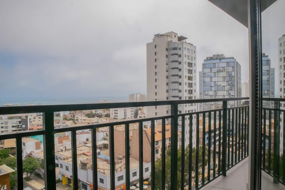 w Beautiful 3BR w Balcony in San Isidro