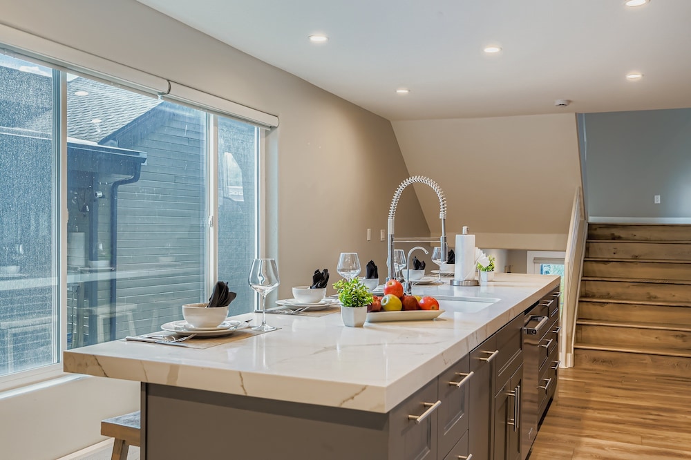 Mountain Luxury In Old Town Spa - Walk To Main 440 3 Bedroom Home