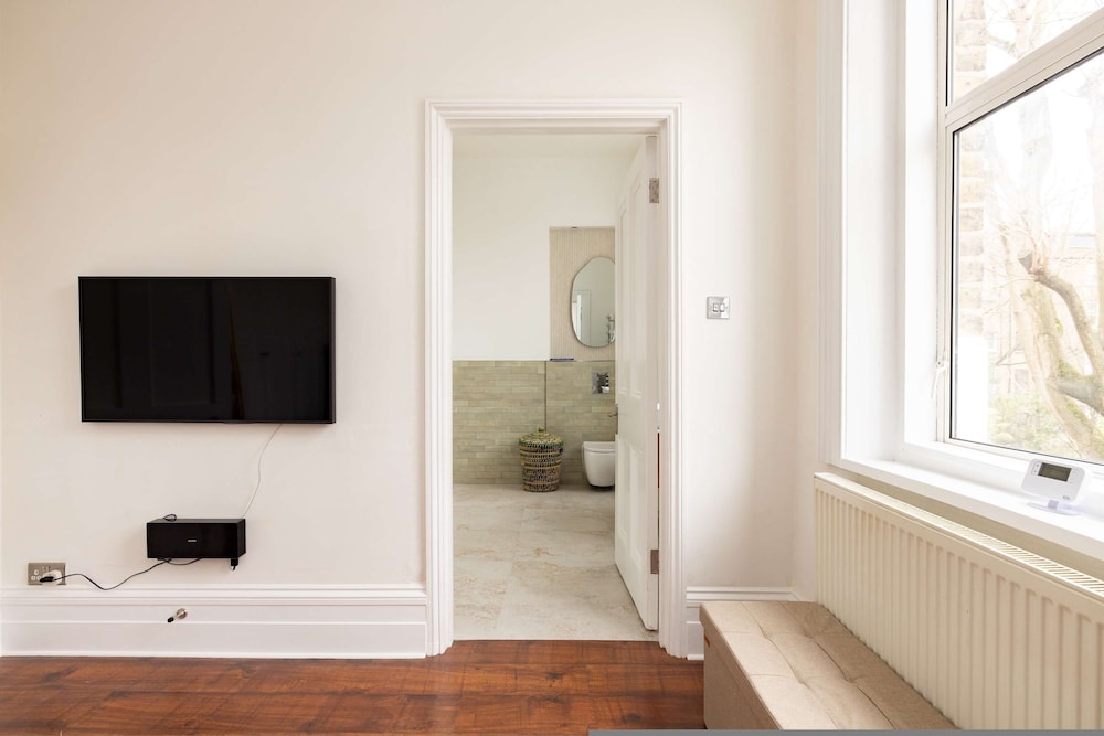 Light-filled 2-bedroom Chelsea Apartment