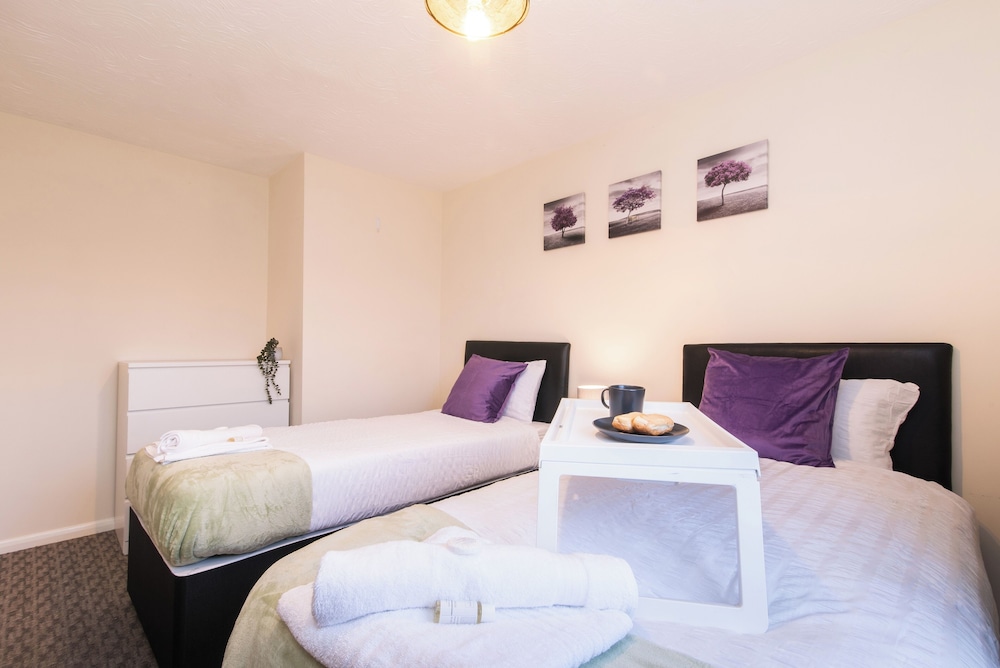 Spacious 3-bedroom Apartment w/ Private Garden