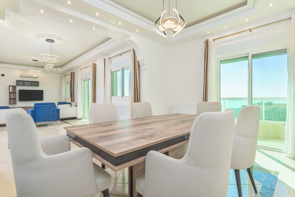 Glint 3-Bedroom Apartment & Balcony in Aley