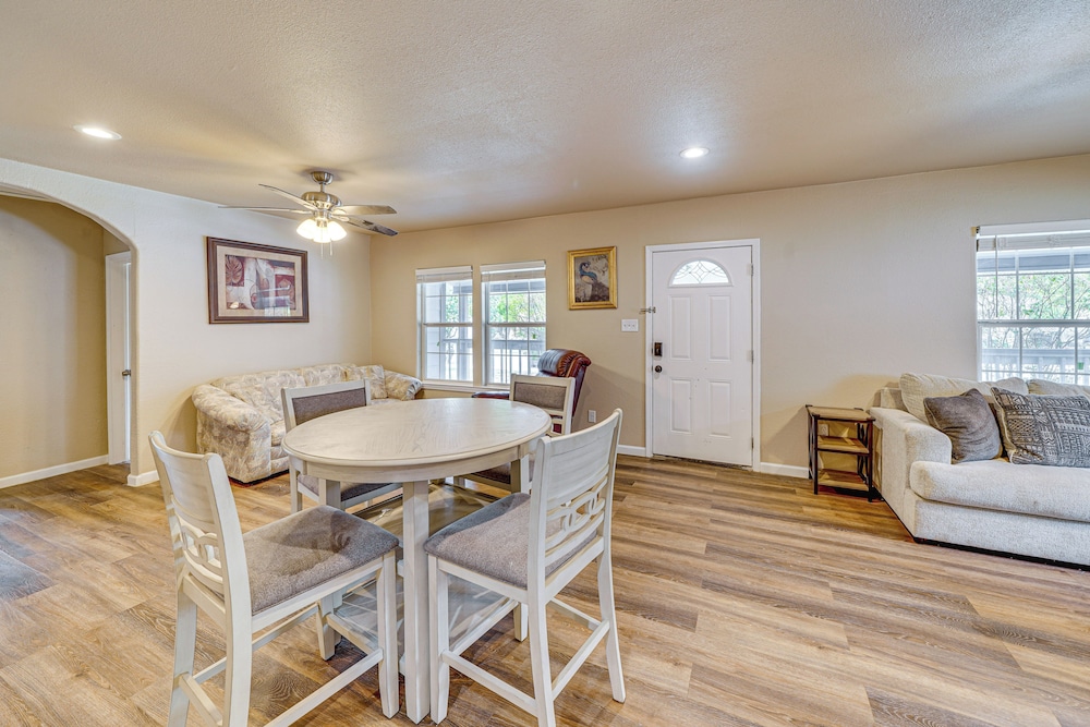 < 1 Mi to Frost Bank Center: Home w/ Deck + Grill!