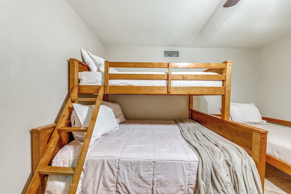 Spacious Ruidoso Home w/ Patio & Mountain Views!