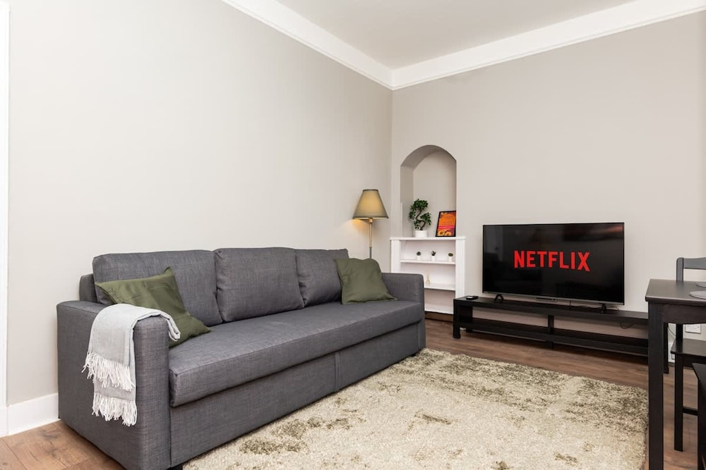 2 Bedroom Flat - Free Parking