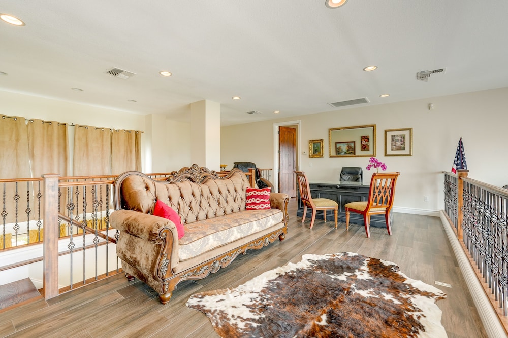 Spacious Arizona Escape - Pool, Hot Tub & Fire Pit