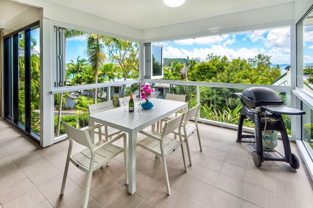 Oasis 1 Hamilton Island 2 Bedroom Apartment In Central Location With Golf Buggy