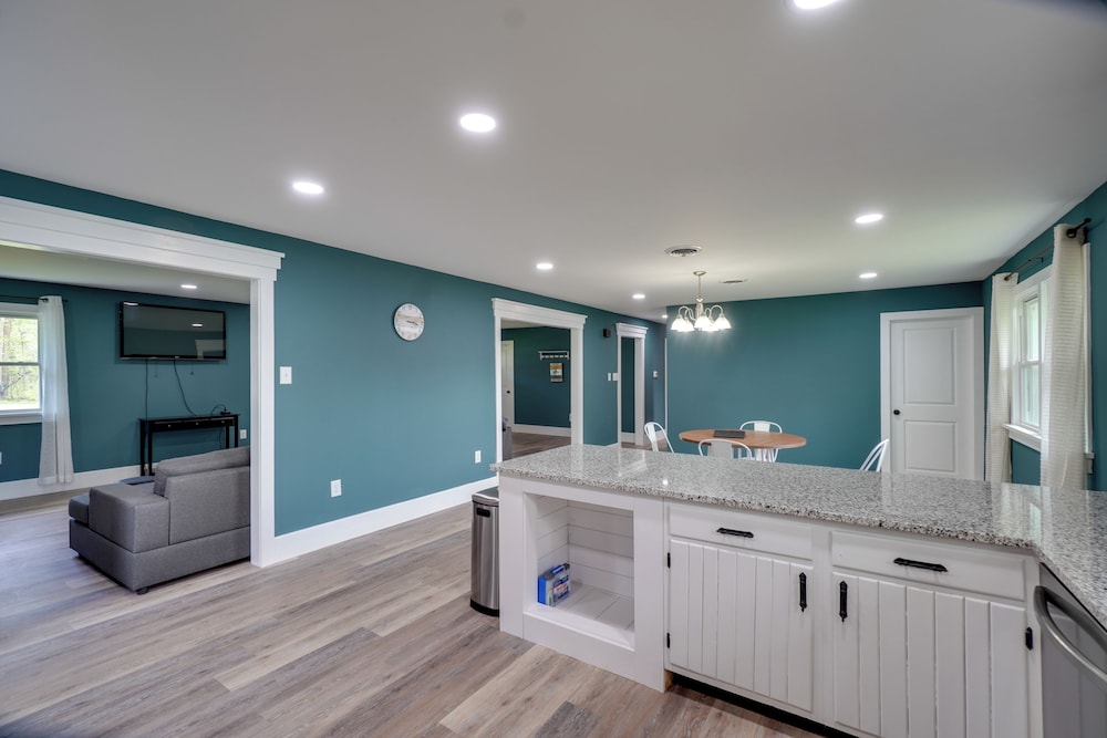 Walk to Stores: Home in Historic Shepherdstown!