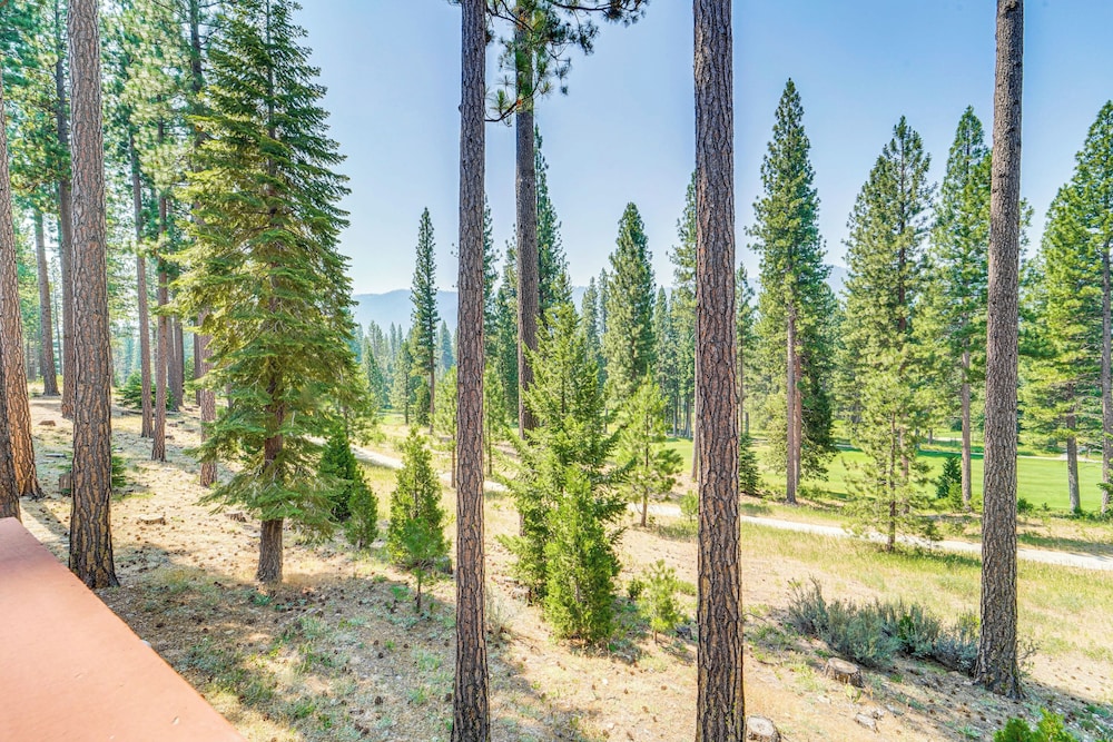Golf & Mountain Views - Retreat in Clio