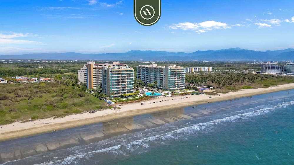 Oceanfront 2 BR Condo - Beach - Restaurant - Gym
