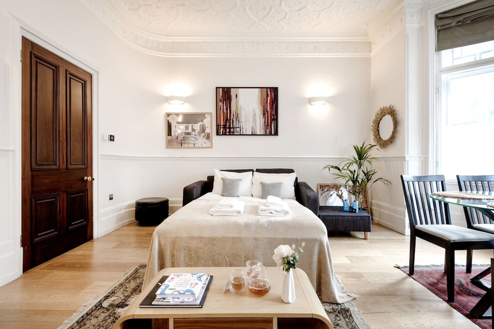 Bright and Modern Mayfair Apartment view 4