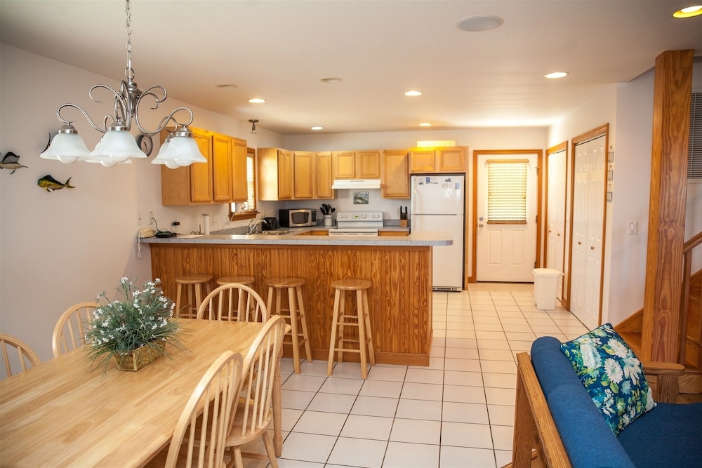 Spartina 3 Bedroom Cottage by RedAwning
