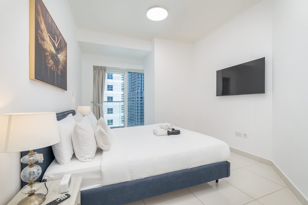 Marina Views and a 3 Bedroom Apartment in Dubai Marina