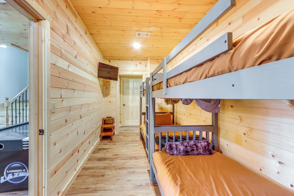 Blue Ridge Orchard Overlook' Cabin w/ Hot Tub