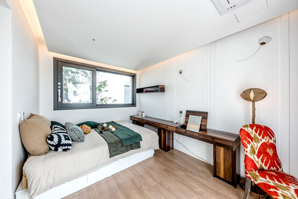 Aewol Bada Town House