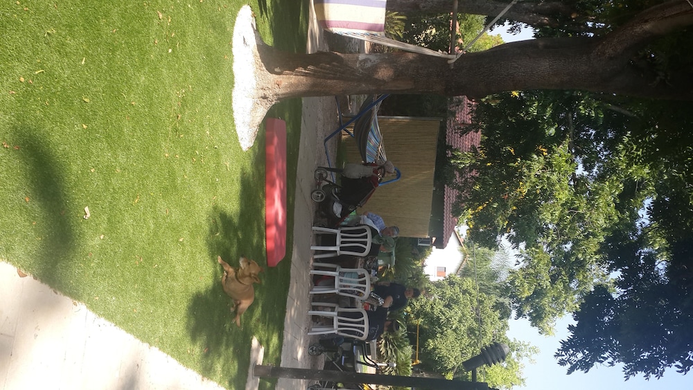 Nuriel Fruit & Guest House