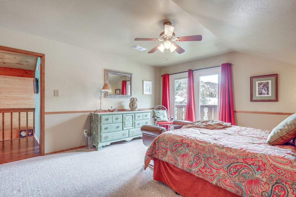Walk to Main St: 'mountain Creek Home' w/ Chiminea