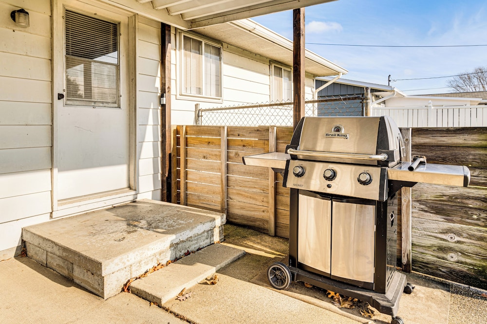 2 Mi to Downtown Logansport: Quiet Home w/ Grill