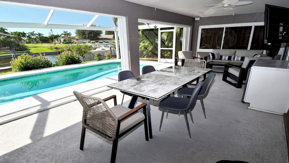 Mei Jing Waterfront Pool and Tiki Hut-must see