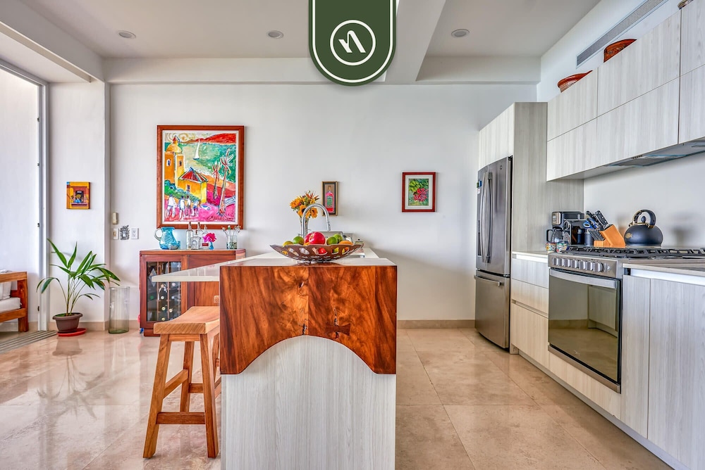 Luxurious 2 BR Condo - Oceanfront - Infinity Pools