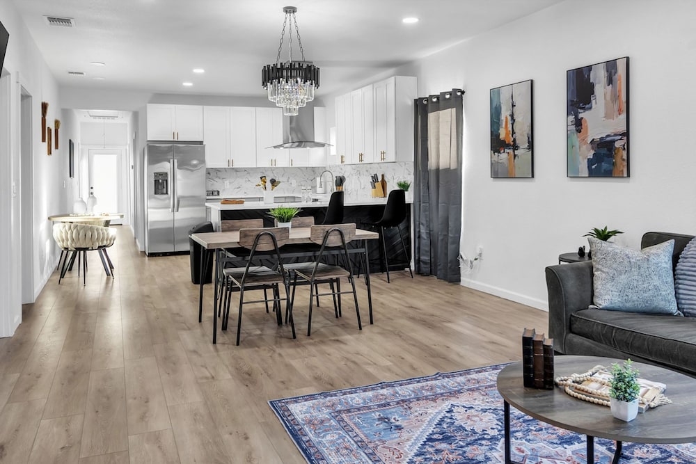 Stylish 4BR Home Mins to Downtown River Walk