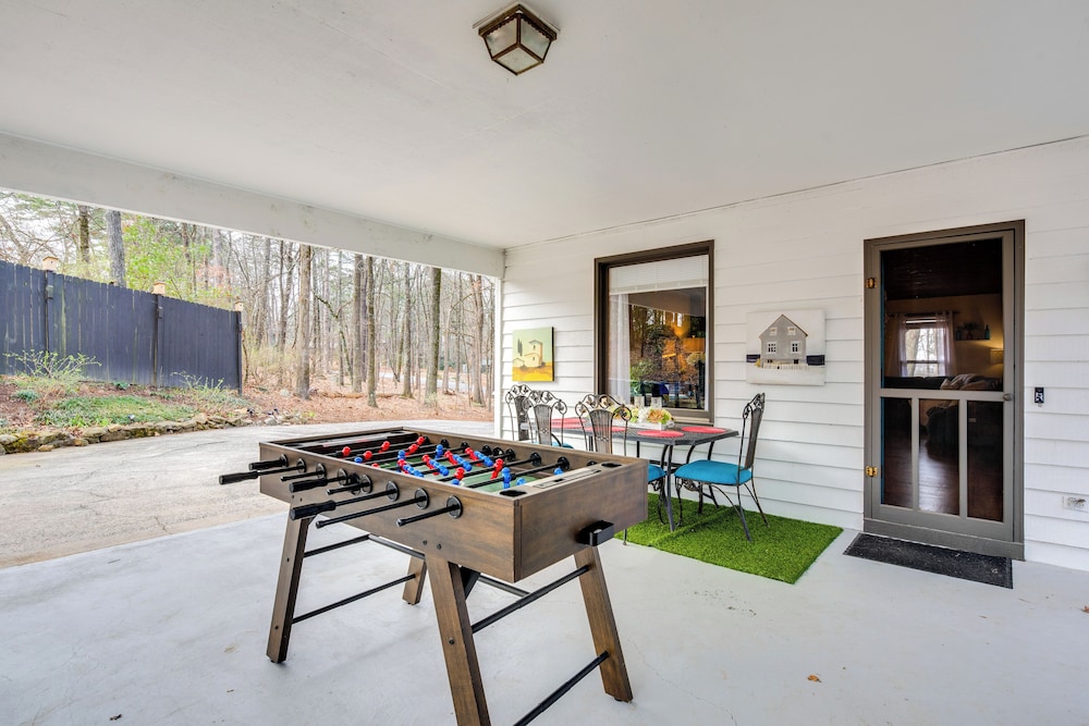 3 Mi to Marietta Square: Hot Tub Haven w/ 2 Patios