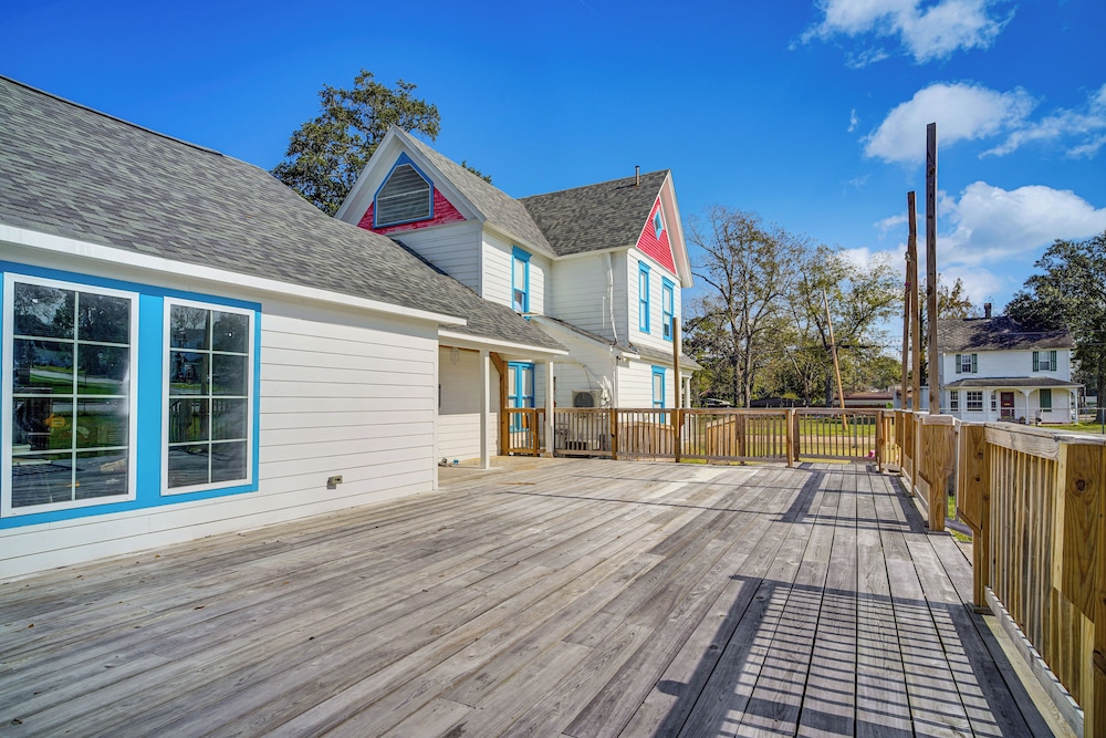 2 Mi to Gator Chateau: Vibrant Home w/ Balcony
