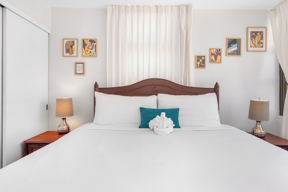 High Floor Ocean View Condo (King Bed and Parking): hotel room photo