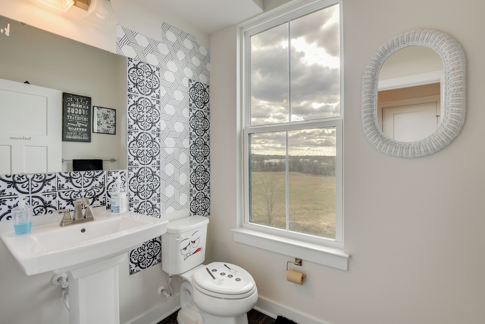Townhome at Laurel Park: Modern & Spacious Getaway