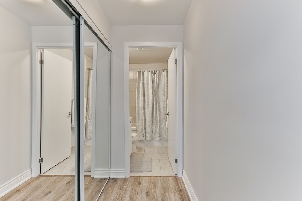 Bright Sub-Penthouse on Bay St