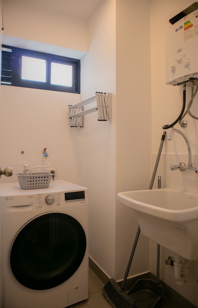 w Astounding 1BR in San Isidro