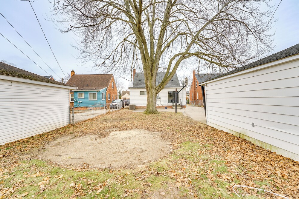 13 Mi to Downtown Detroit: Bright Home