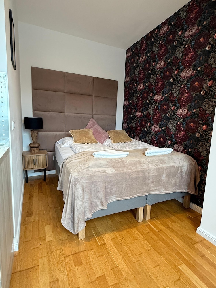 Stylish 1BR Apt Balcony AC City Center