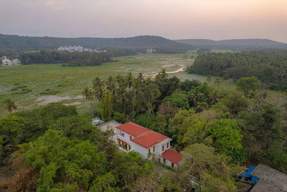Loto Bianco by Hireavilla -4br w Pvt Pool Siolim