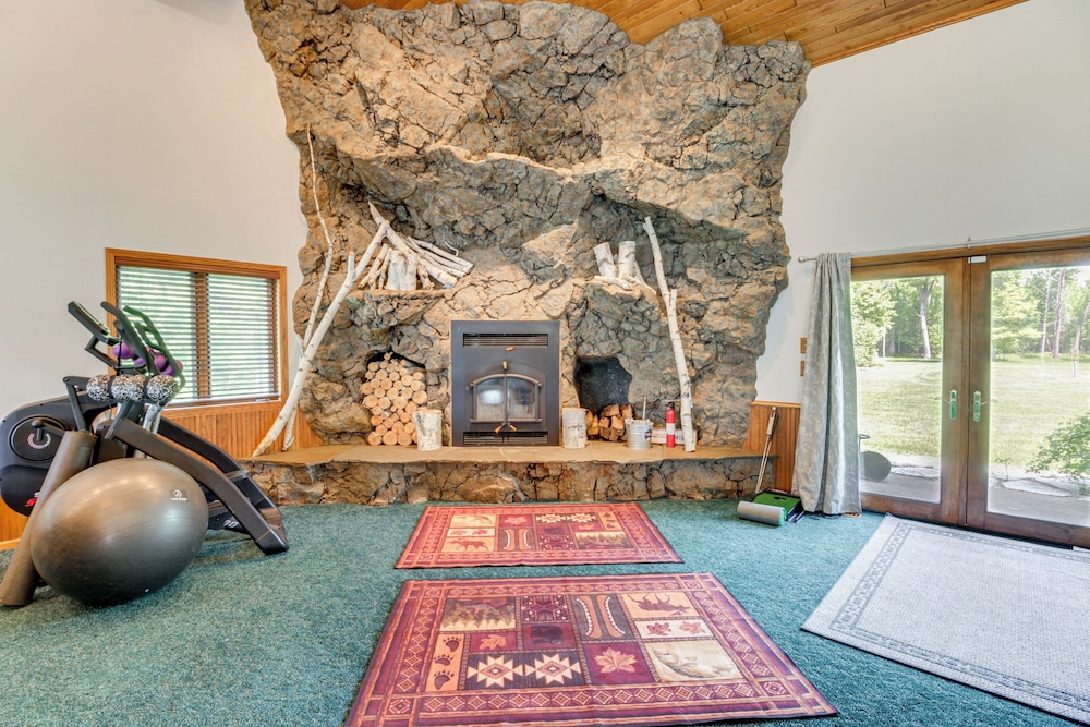 Lakefront Home on 17 Acres: 9 Mi to Dtwn Brainerd!