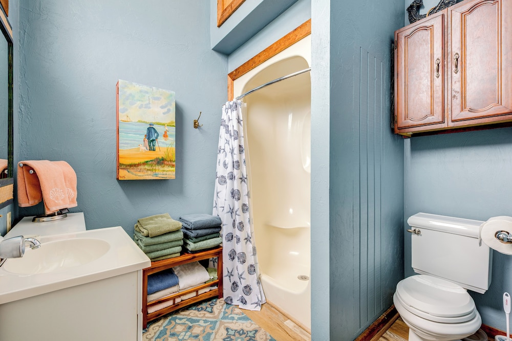 Fish & Kayak: Home Near Shell Point Beach!