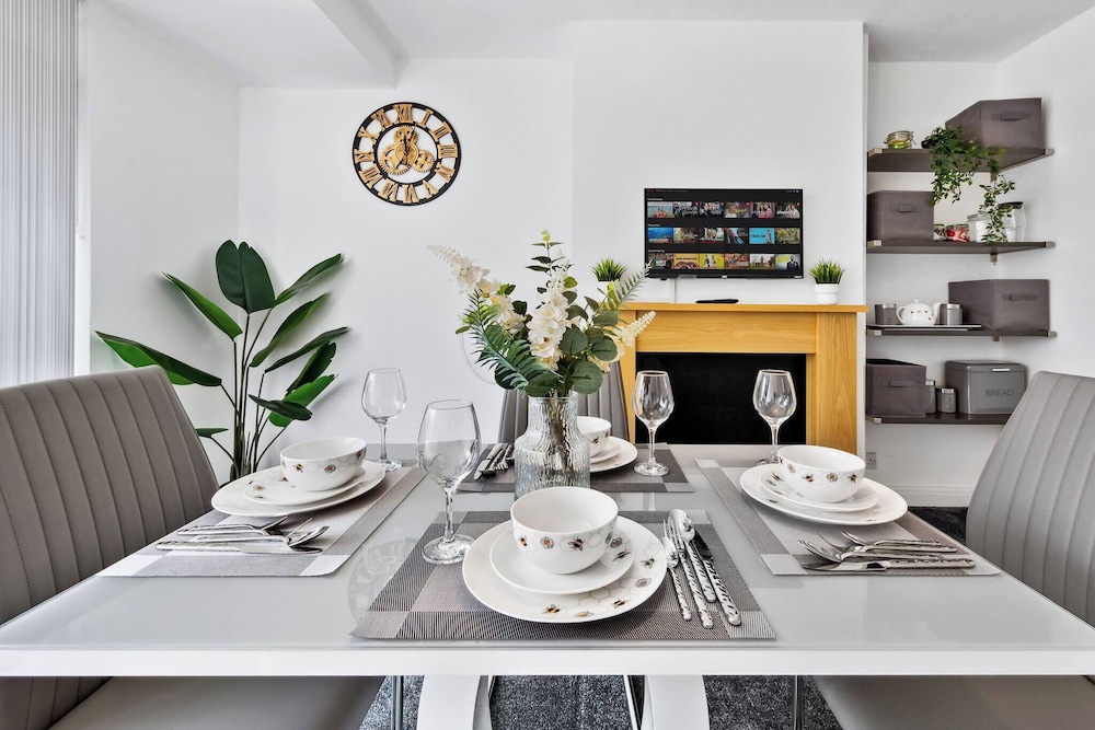 Spacious 3 bd Garden M25, Free Parking,bluewater