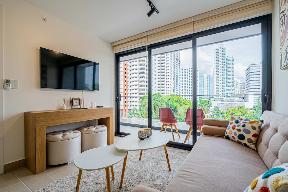 w Beautiful 1BR w Perfect Balcony View
