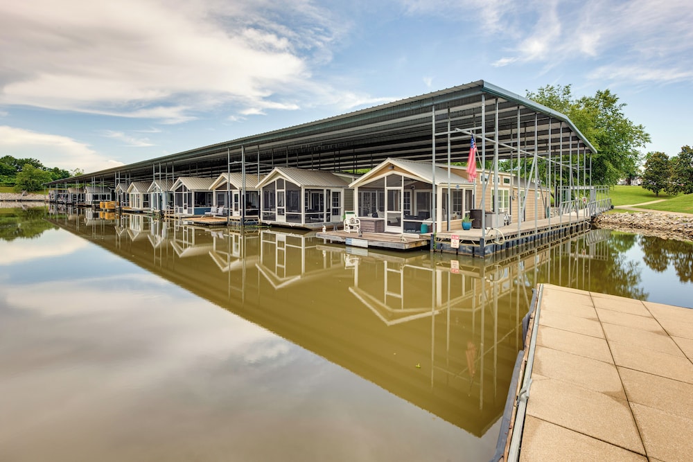 Modern Houseboat on Flint River w/ Dock!