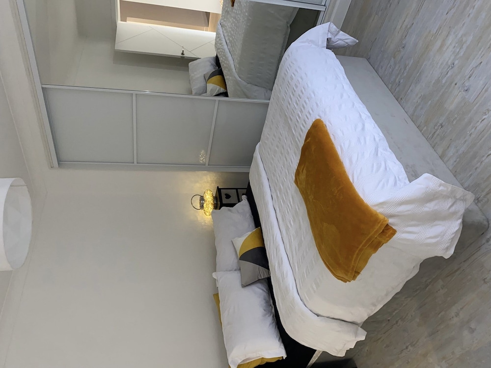 COP 26immaculate Newly Refurbished2 bed in Glasgow view 2