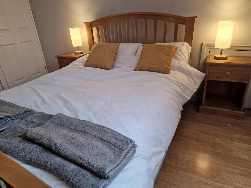 Spacious 6-bed house - 12 mins Gatwick