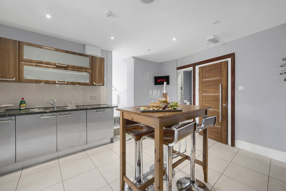 Luxury Penthouse Suite - Swansea Central - Beach