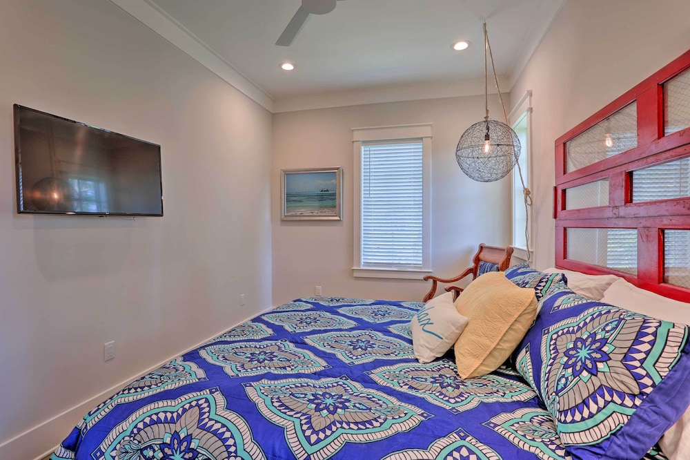 Family-friendly Santa Rosa Home: Walk to Beach!