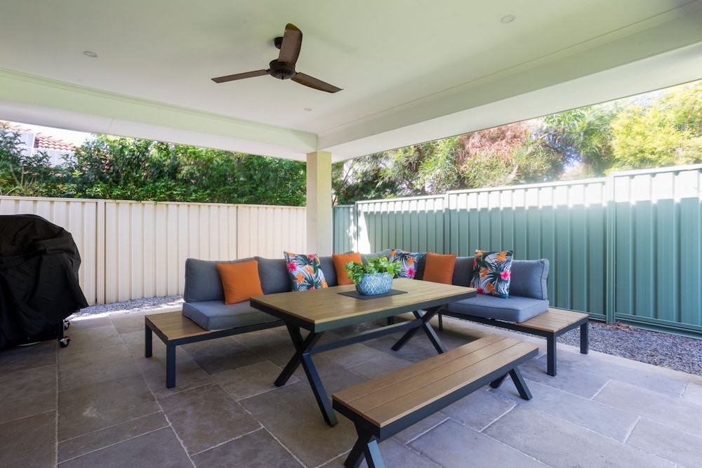 Spacious 4 Bedroom Family Home With Patio and BBQ
